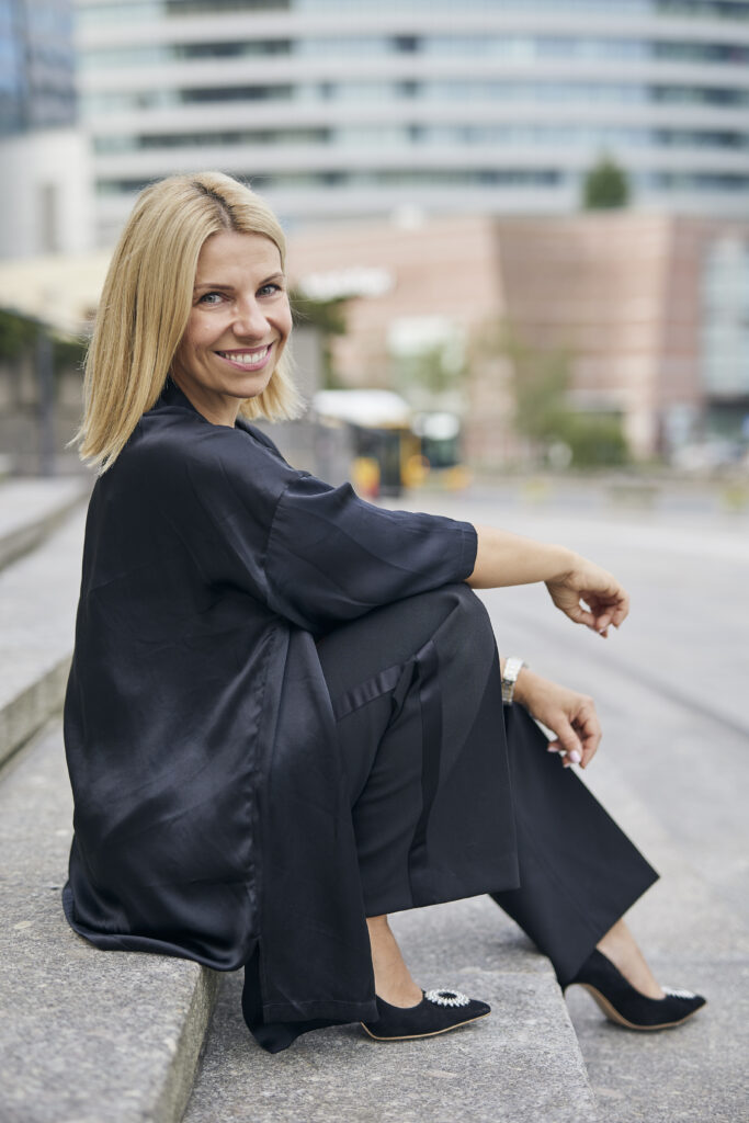 Małgorzata Adamczyk w miejskiej przestrzeni