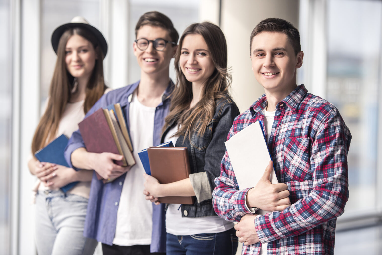 Grupa młodych studentów